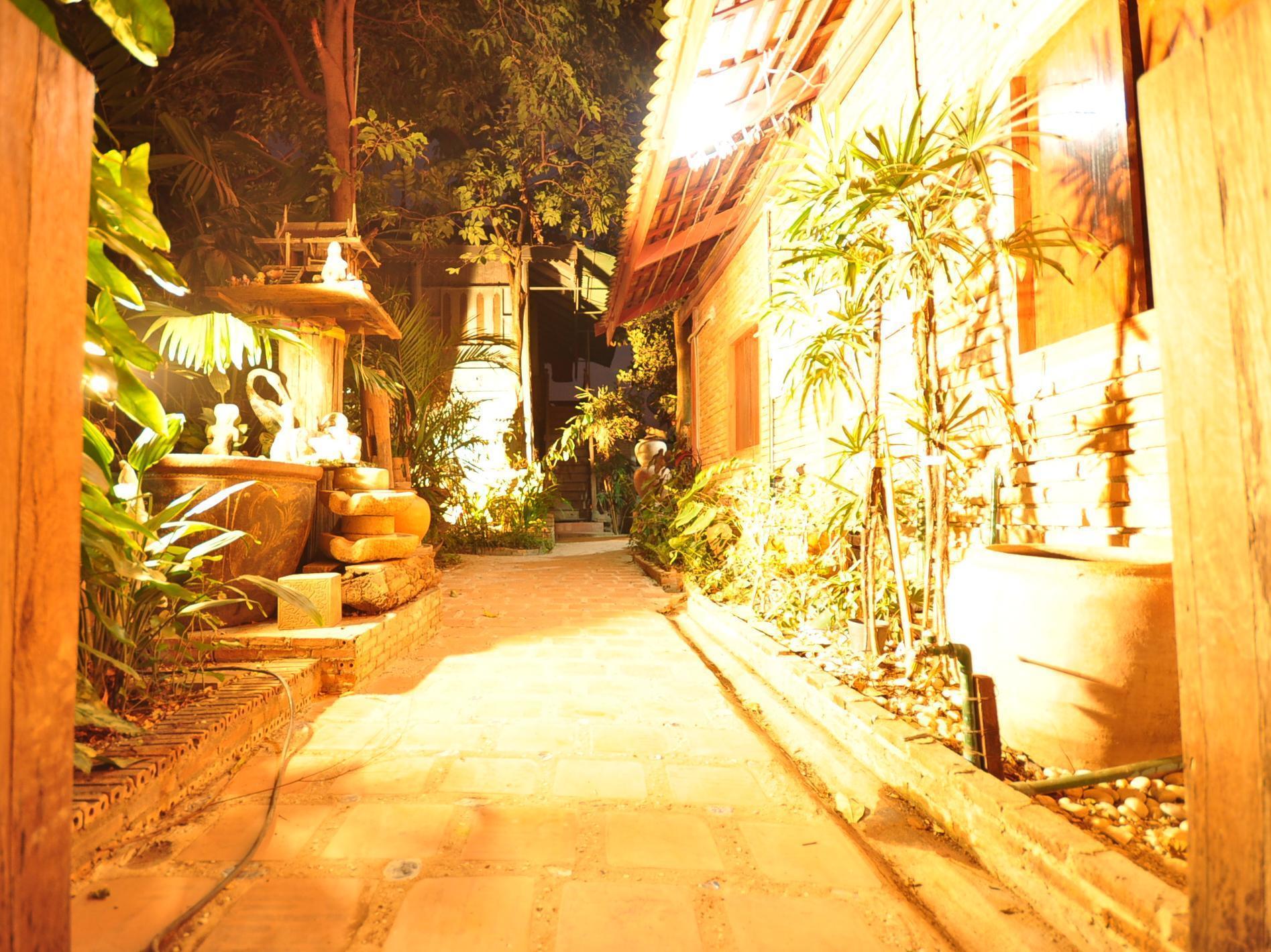 Ayutthaya Bouchic Hostel Phra Nakhon Si Ayutthaya Exterior foto