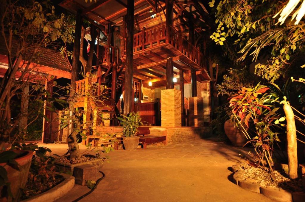 Ayutthaya Bouchic Hostel Phra Nakhon Si Ayutthaya Exterior foto