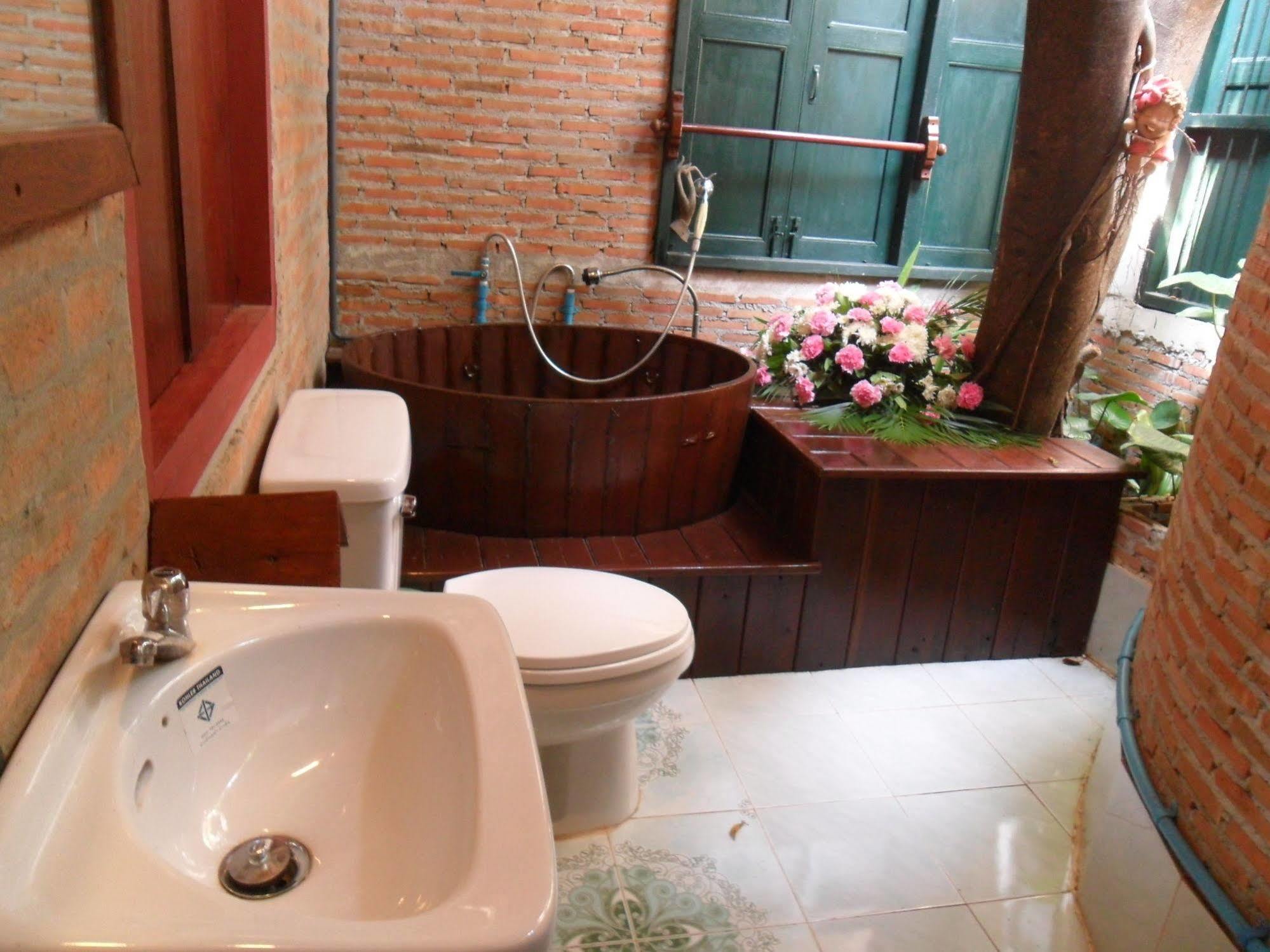 Ayutthaya Bouchic Hostel Phra Nakhon Si Ayutthaya Exterior foto