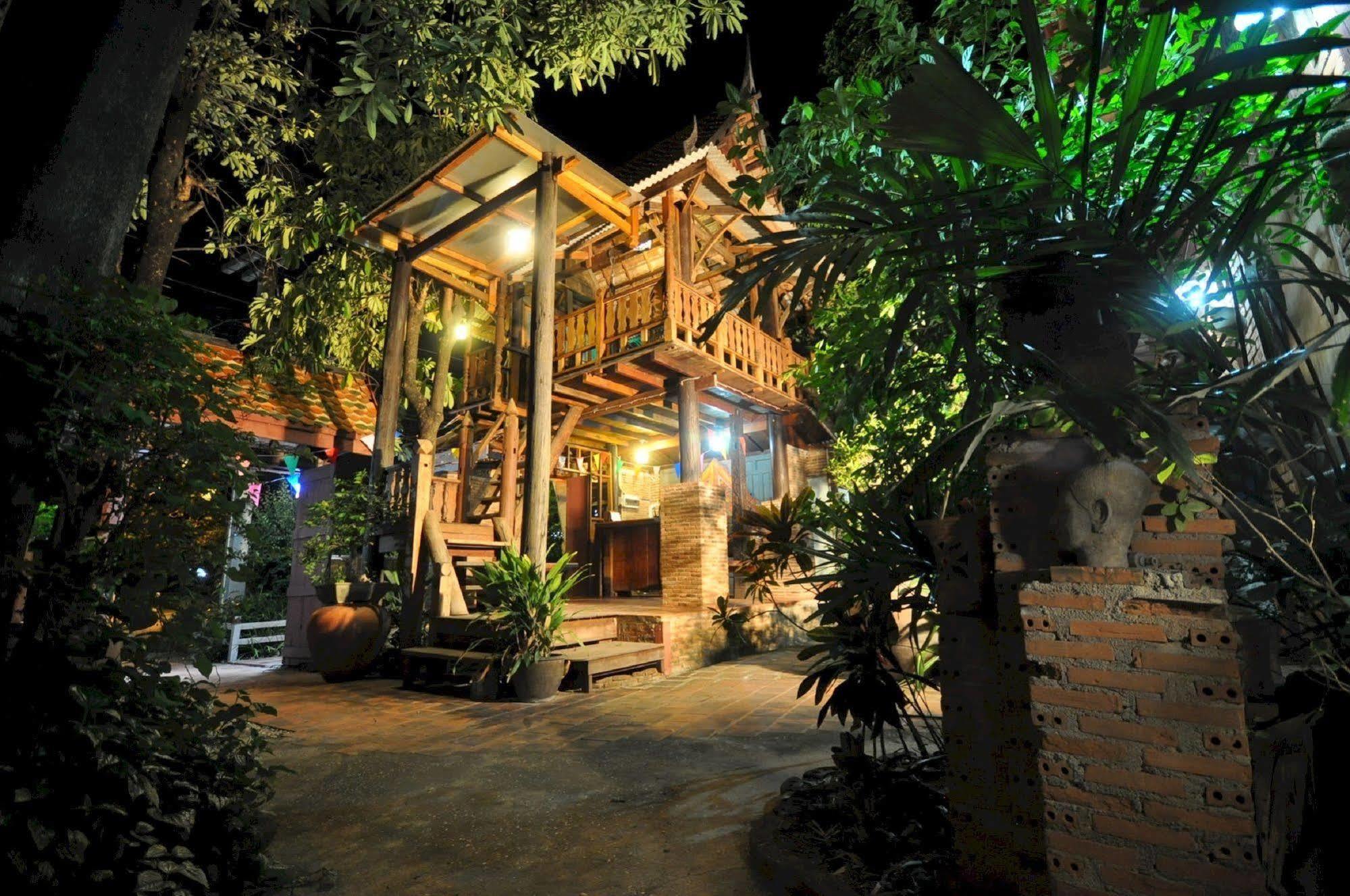 Ayutthaya Bouchic Hostel Phra Nakhon Si Ayutthaya Exterior foto