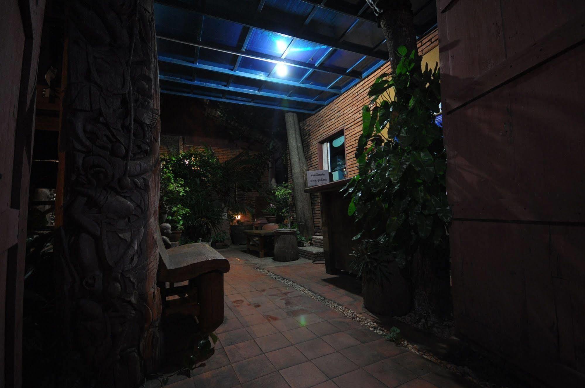 Ayutthaya Bouchic Hostel Phra Nakhon Si Ayutthaya Exterior foto