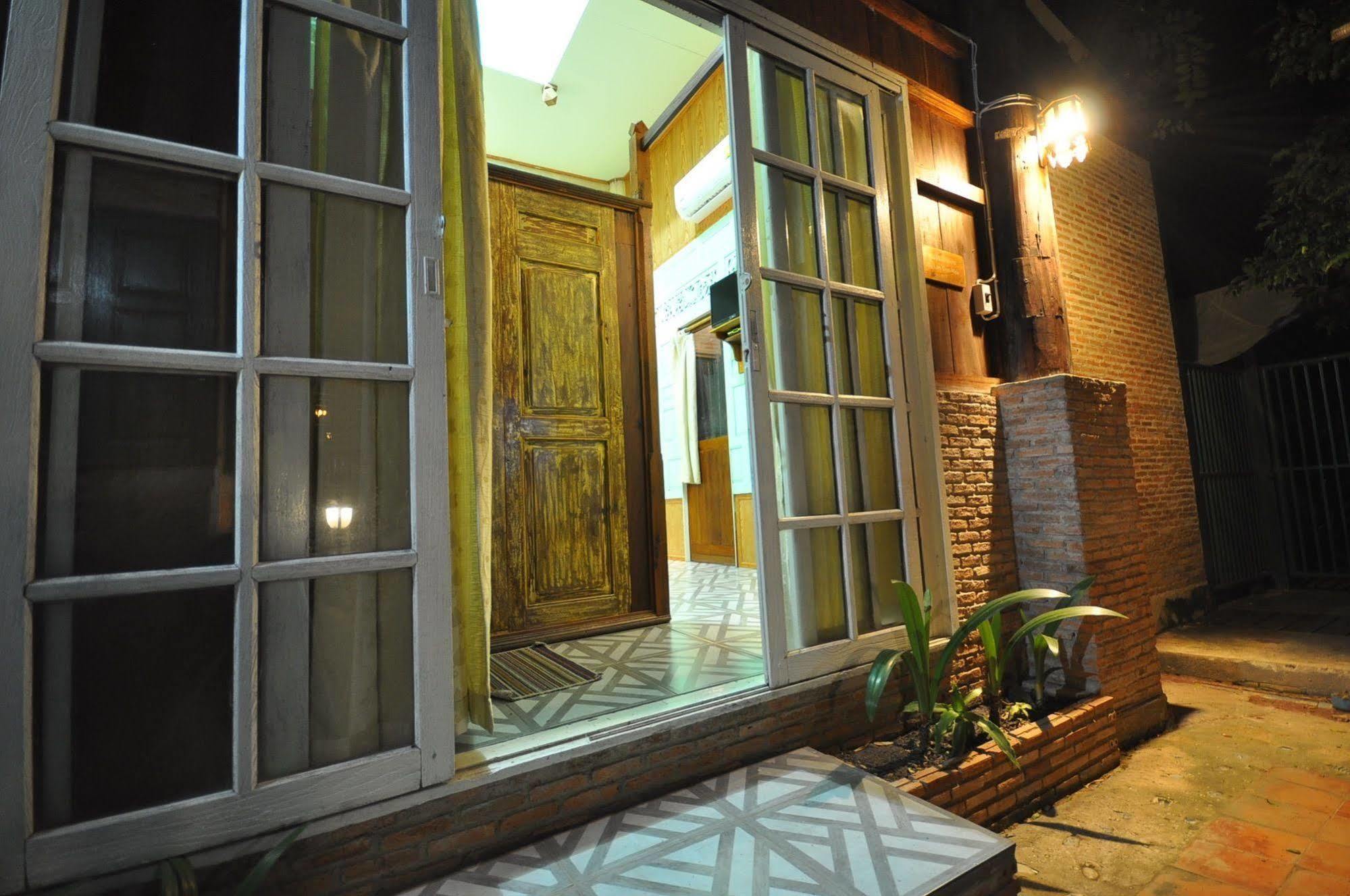 Ayutthaya Bouchic Hostel Phra Nakhon Si Ayutthaya Exterior foto