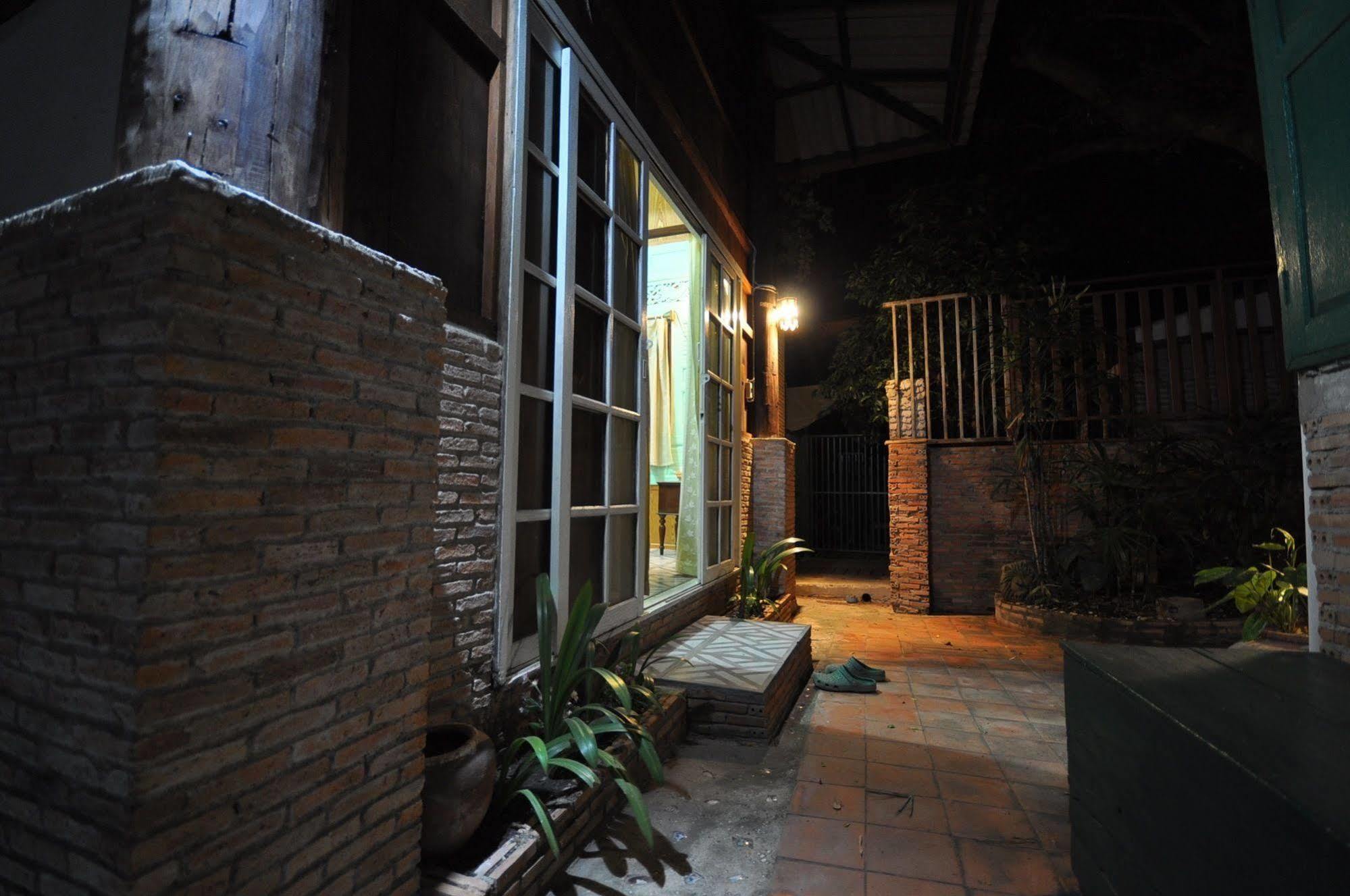 Ayutthaya Bouchic Hostel Phra Nakhon Si Ayutthaya Exterior foto