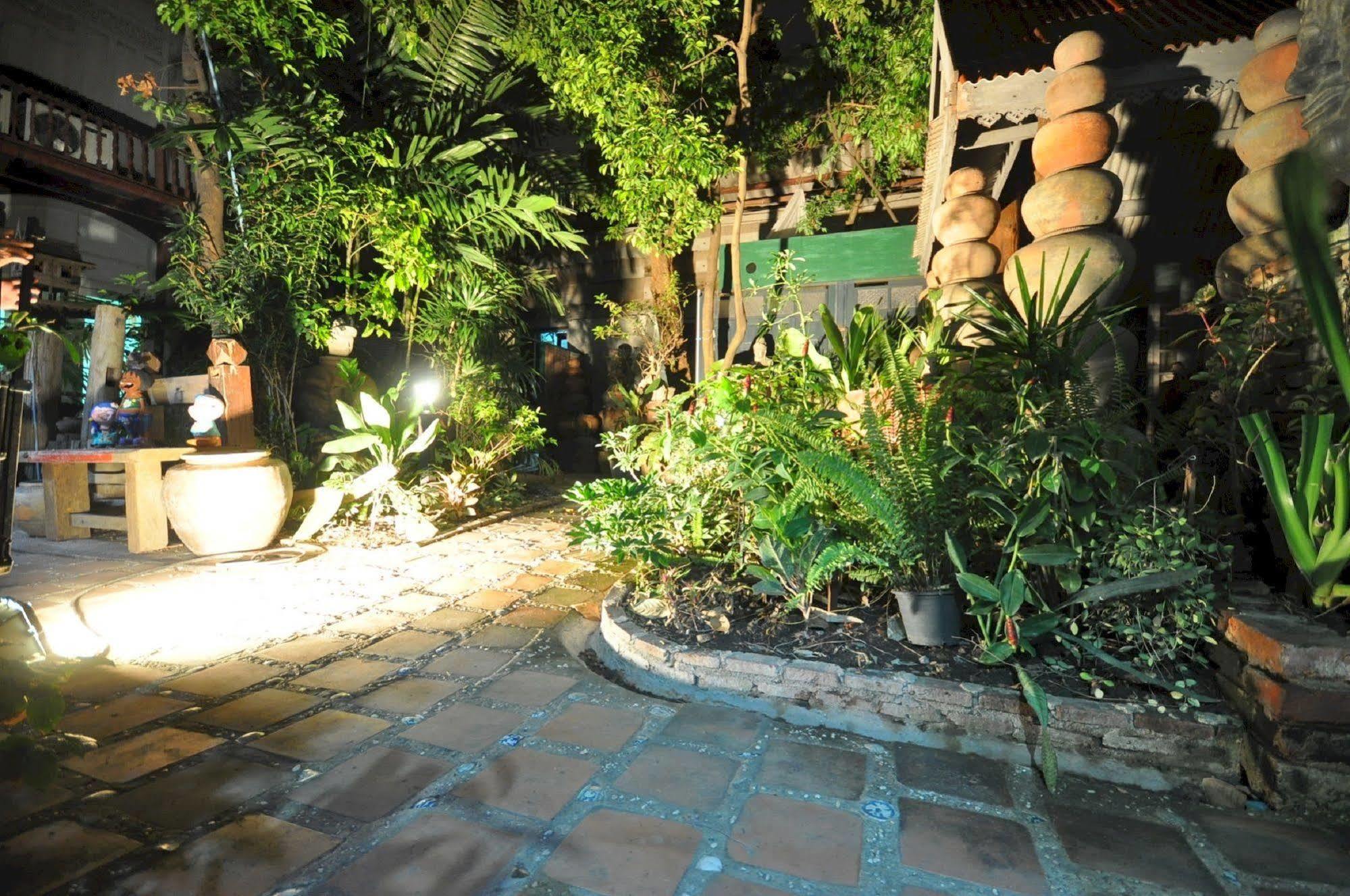 Ayutthaya Bouchic Hostel Phra Nakhon Si Ayutthaya Exterior foto