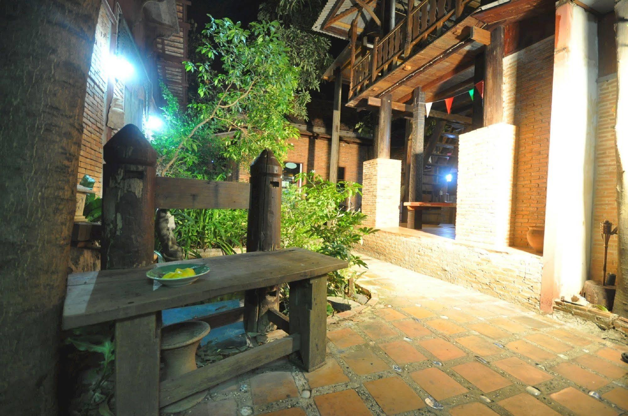 Ayutthaya Bouchic Hostel Phra Nakhon Si Ayutthaya Exterior foto