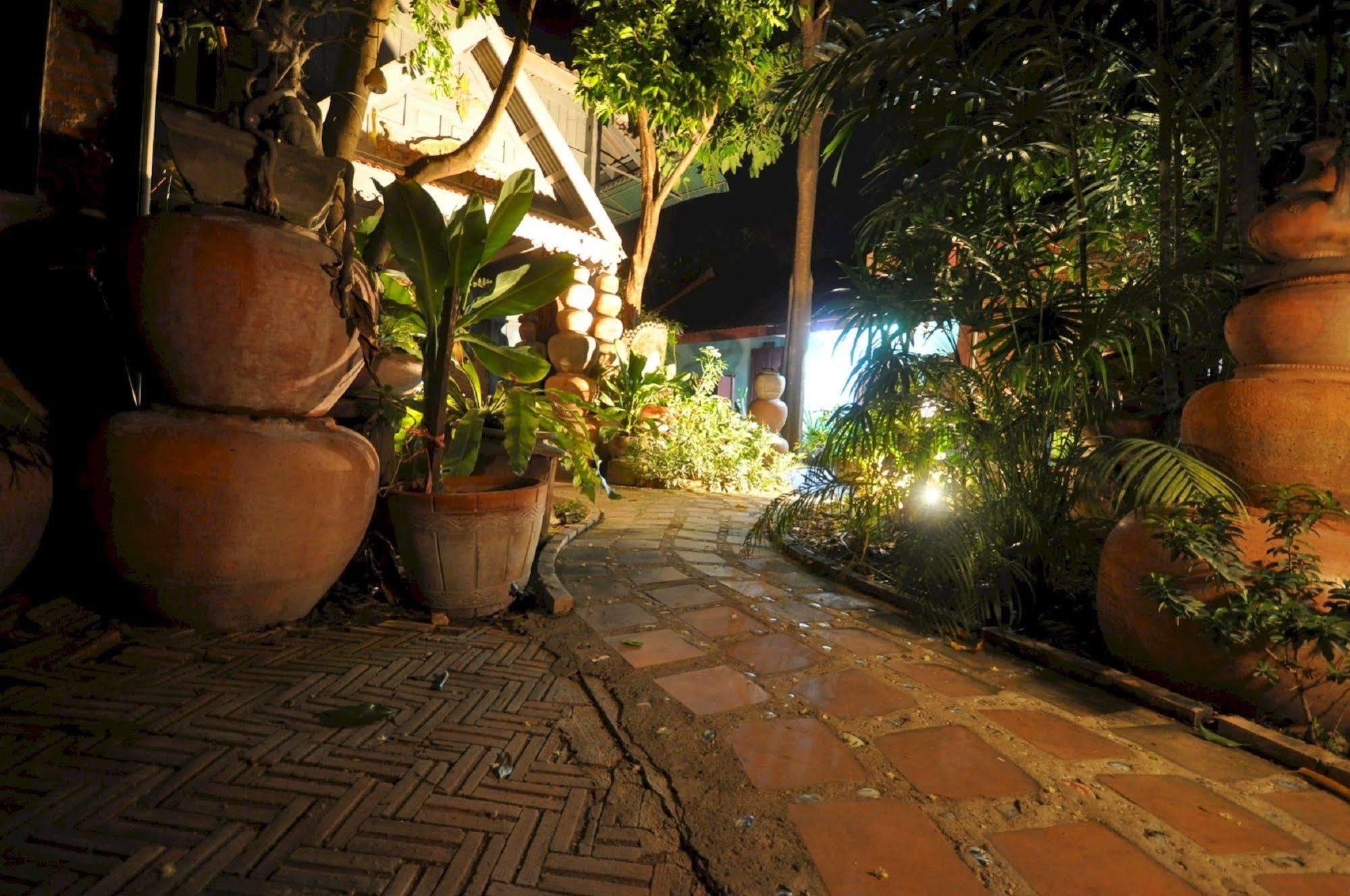 Ayutthaya Bouchic Hostel Phra Nakhon Si Ayutthaya Exterior foto