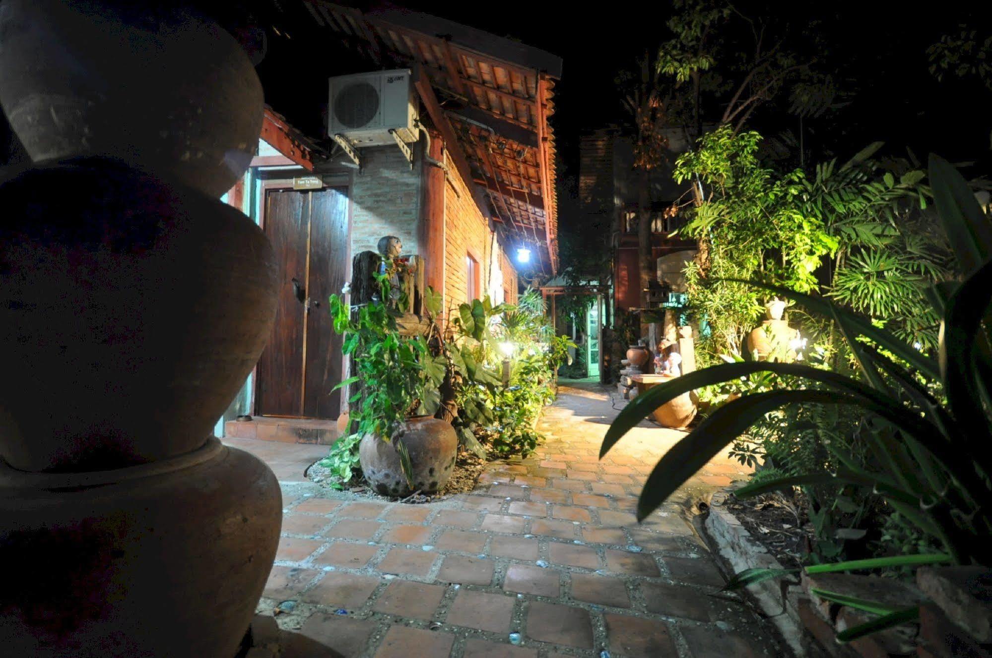 Ayutthaya Bouchic Hostel Phra Nakhon Si Ayutthaya Exterior foto