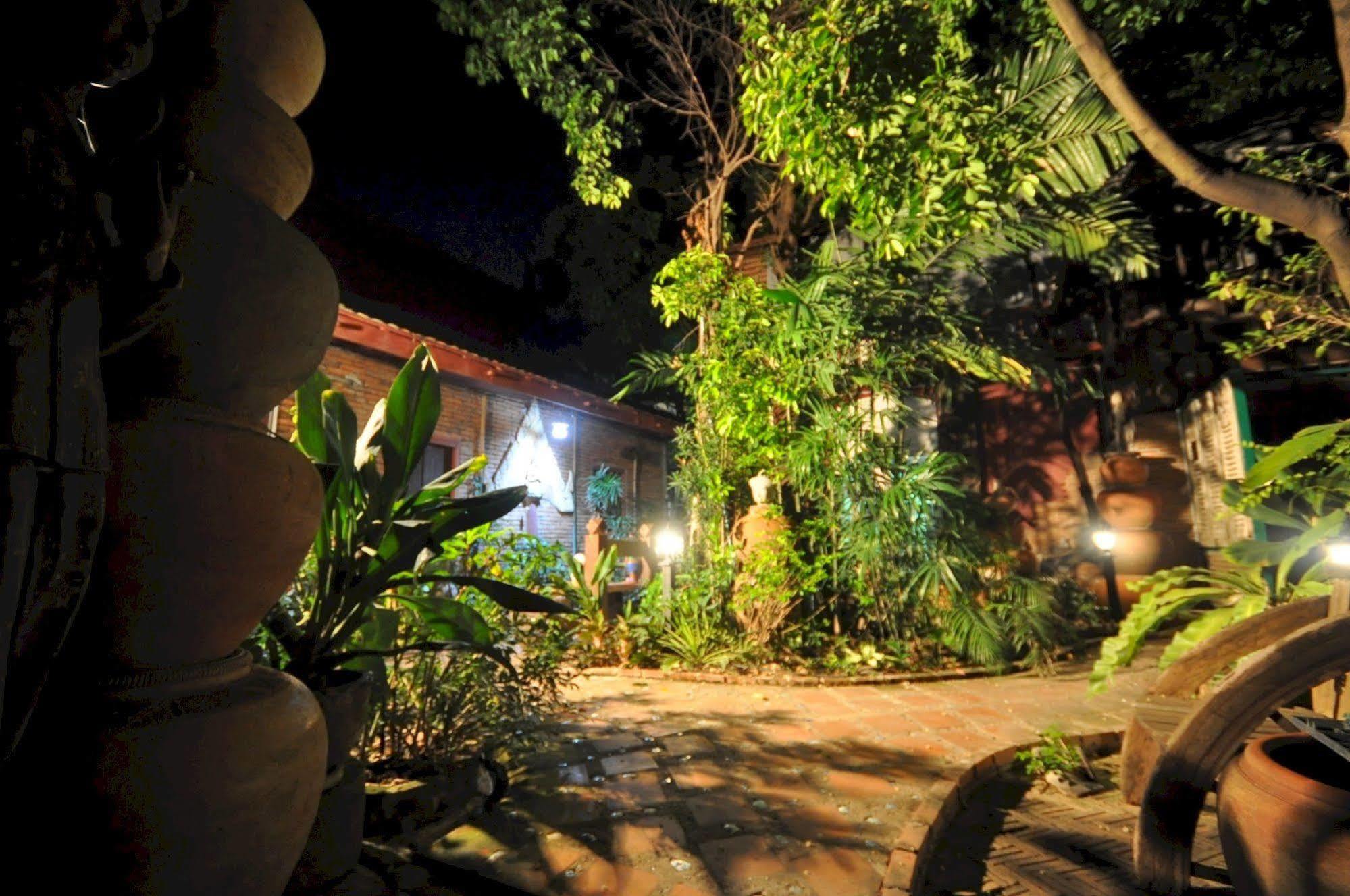 Ayutthaya Bouchic Hostel Phra Nakhon Si Ayutthaya Exterior foto