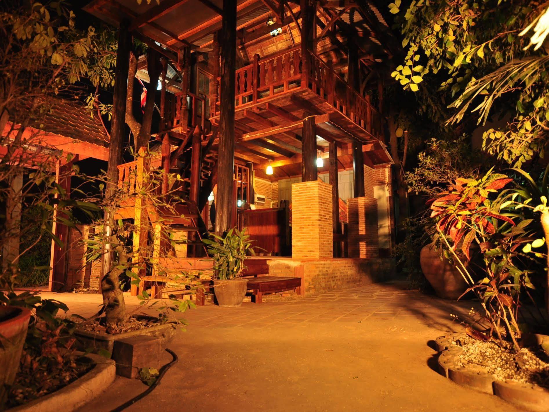 Ayutthaya Bouchic Hostel Phra Nakhon Si Ayutthaya Exterior foto